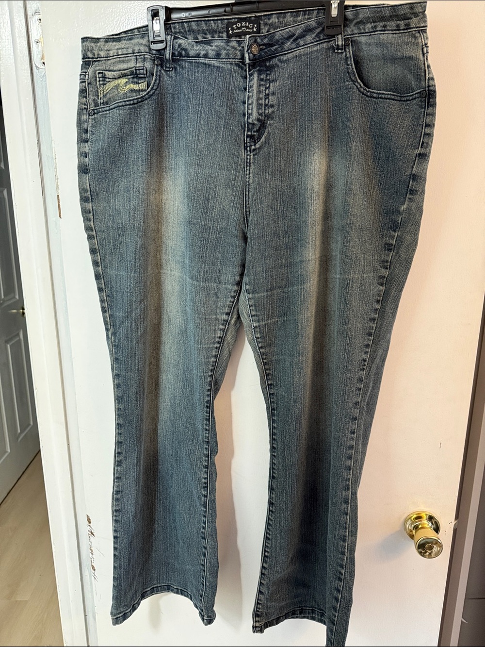 Toxic Boot Cut Jeans in Washed blue